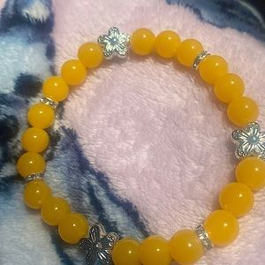 Orange glass bead bracelet w/ flowers and rhinestones.Homemade!🧡🌼